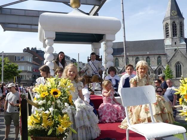 Het prinsenkoppel op een feestelijk versierde praalwagen